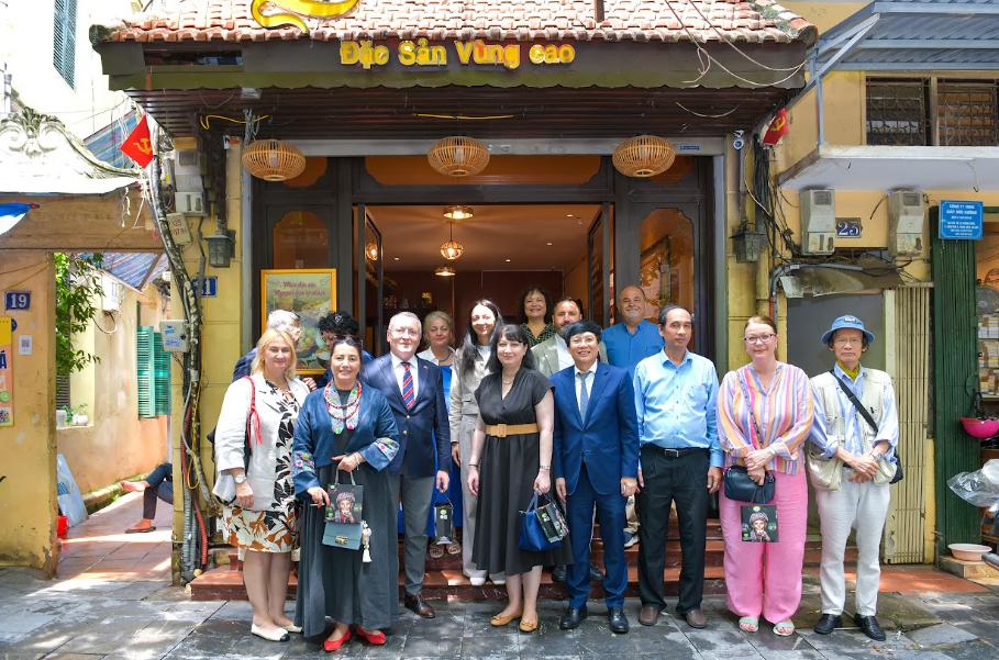 Ngoại giao được vun đắp từ những cánh đồng, giảng đường và bản sắc văn hóa