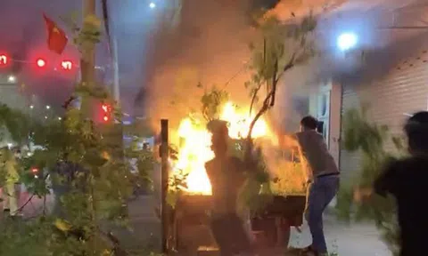 CLIP: Người đàn ông đốt nhiều xe máy trên xe tải chuyên dụng của CSGT ở Đồng Nai
