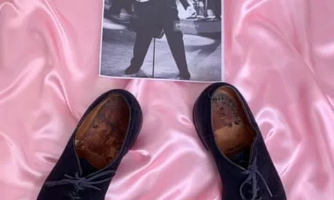 Giày da lộn của Elvis Presley giá 120.000 bảng