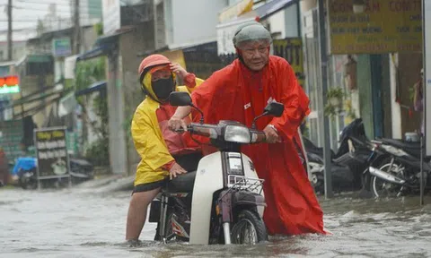 Mưa dai dẳng ở TPHCM khiến đường ngập sâu, xe chết máy hàng loạt