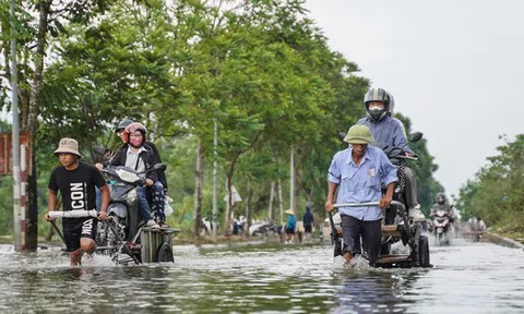 Người dân qua đại lộ Thăng Long bỏ 50.000 đồng/lượt xe bò để ‘vượt ngập’