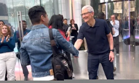 Tim Cook chụp hình cùng fan trong ngày bán iPhone 16