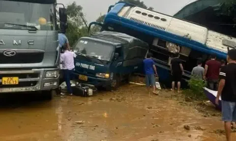 Hiện trường vụ sạt lở đất vùi lấp nhiều phương tiện giao thông tại Hà Giang