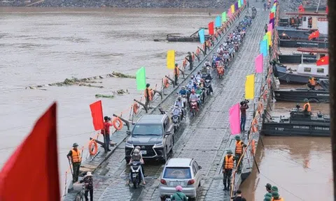 Ôtô lưu thông qua cầu phao Phong Châu với tốc độ tối đa 10 km/giờ