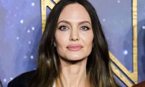 Angelina Jolie dừng kiện FBI