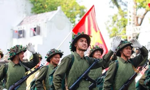 Hình ảnh đoàn quân tiến về Hà Nội năm 1954 được tái hiện tại hồ Gươm