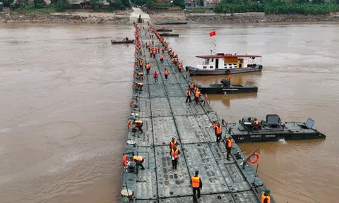 Dừng phà để lắp lại cầu phao Phong Châu