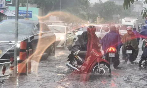 Mưa trắng trời ở TPHCM, giao lộ dẫn vào sân bay Tân Sơn Nhất ngập chưa từng thấy