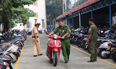 Học sinh bật khóc khi CSGT vào tận trường kiểm tra xe máy