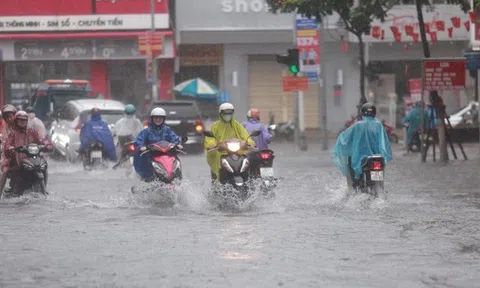 Miền Trung đỉnh điểm mưa lớn, cảnh báo lũ lên