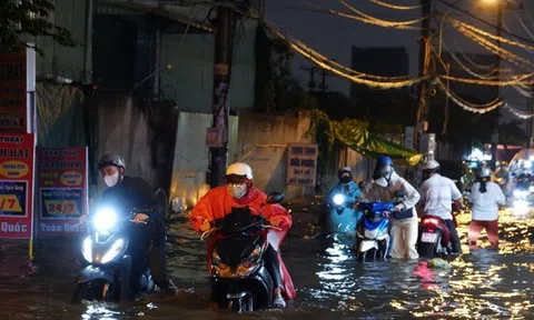 TPHCM: Mưa lớn như trút nước, đường phố, hầm chui ngập úng, xe 'chết máy' la liệt