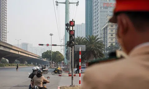 Nhiều tài xế vượt đèn đỏ, đi ngược chiều 'hốt hoảng' khi được CSGT thông báo mức phạt tiền