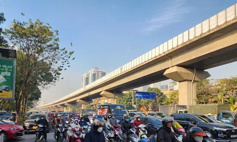 Đi 65km từ quê lên Hà Nội bằng thời gian di chuyển 2km khi ùn tắc