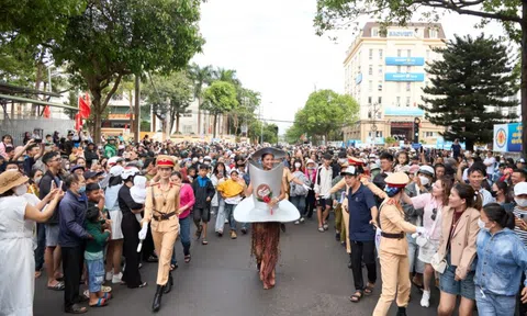 H'Hen Niê diện trang phục mô phỏng phin cà phê