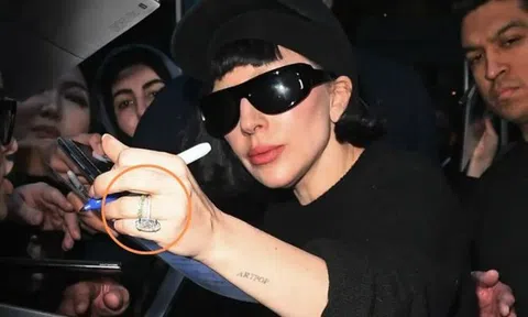 Lady Gaga được cầu hôn bằng 'nhẫn cỏ'