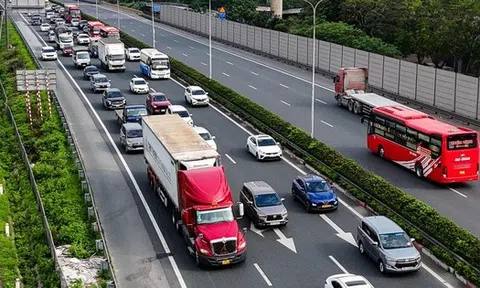 Chưa hết ngày nghỉ lễ, xe ô tô đã ùn ùn trở về Hà Nội, các cửa ngõ thủ đô tắc nghẽn hàng km
