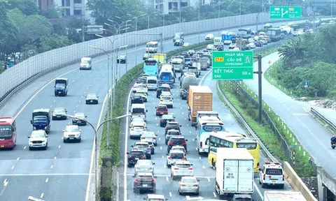 Lượng xe đổ về cửa ngõ Hà Nội và TPHCM tăng cao, có nơi 4 lần xả trạm thu phí