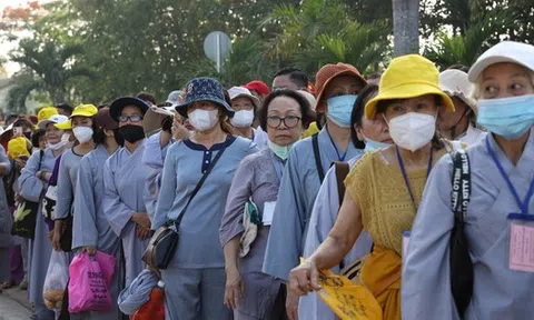 TP HCM: Hàng ngàn người đang hướng về chùa Thanh Tâm
