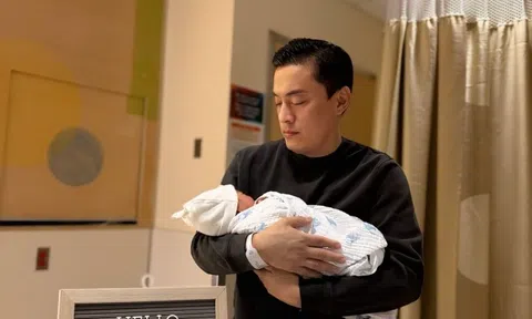Lam Trường vỡ òa khi cắt dây rốn cho con trai