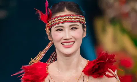 Ý Nhi nhảy múa cùng hơn 100 thí sinh ở Miss World