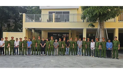 Công an TP HCM bắt chủ một công ty và 6 cán bộ hải quan