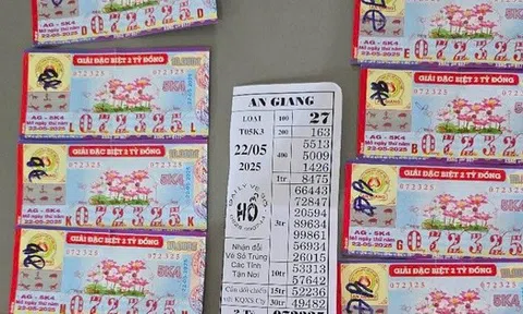Mua 11 tờ vé số rồi tặng bạn 5 tờ, chiều tất cả cùng trúng đặc biệt