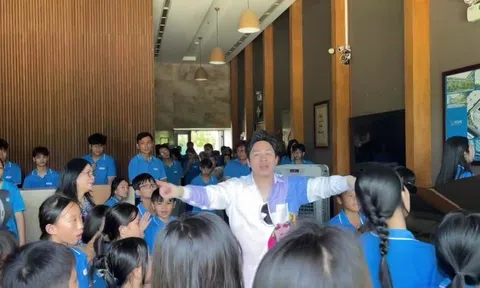 Tùng Dương hát cùng học sinh Trường Hy Vọng