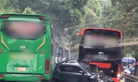 VIDEO: Tai nạn liên hoàn khiến xe ô tô bị "vò nát" giữa 2 xe khách, nhiều người bị thương