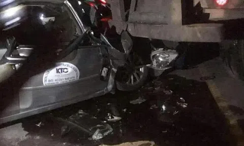 Xe con va chạm xe đầu kéo dừng đỗ ven đường, 5 người trong gia đình thương vong