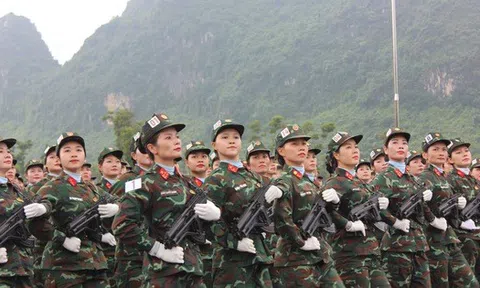 Ngắm các nữ chiến sĩ quân đội xinh đẹp luyện tập diễu binh, diễu hành