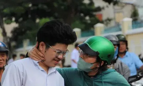 Sỹ tử, thầy chùa, chiến sỹ... những khoảnh khắc lặng người trong mùa thi tốt nghiệp