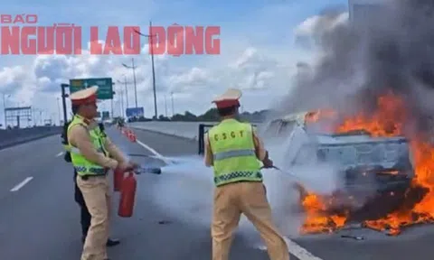 Ô tô cháy dữ dội trên đường cao tốc TP HCM - Trung Lương, tài xế dập lửa bất thành