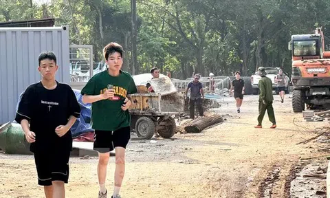 Người Hà Nội tập thể dục trong công trường xây dựng công viên