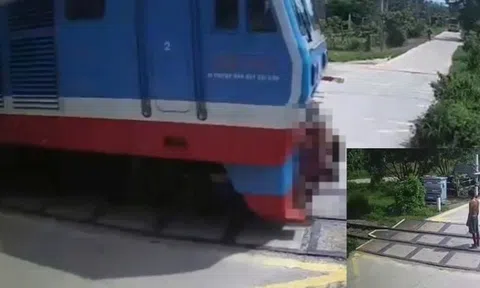 Camera ghi lại khoảnh khắc người đàn ông “đứng im khi tàu hỏa lao tới”