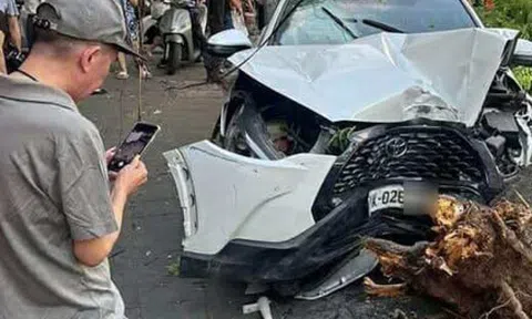 Ô tô tông loạt xe máy ở Hà Nội, 6 người bị thương