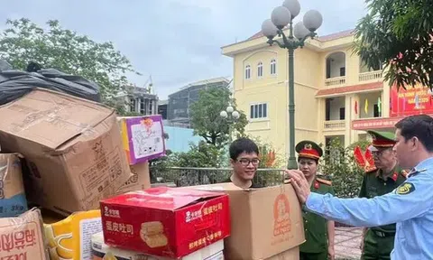 Các hộ kinh doanh tại thủ phủ La Phù tự nguyên giao nộp 25 tấn bánh kẹo để tiêu hủy
