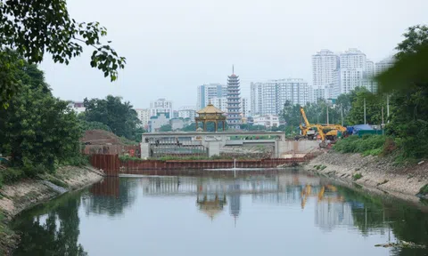 Cảnh tượng lạ trên sông Tô Lịch khiến ai cũng phải ngoái nhìn: Chủ đầu tư nói gì?