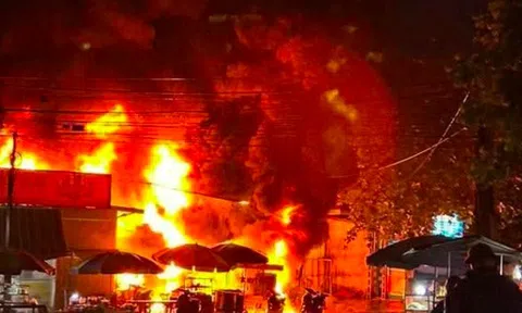 Cháy cây xăng, lửa ngùn ngụt kèm theo nhiều tiếng nổ lớn
