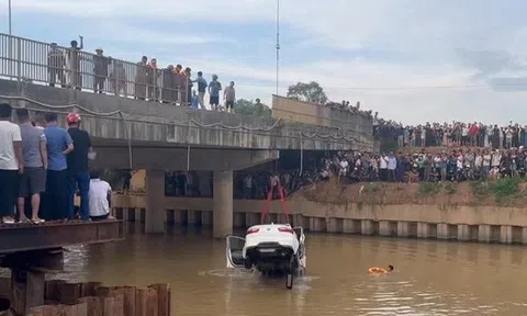 VIDEO: Hiện trường vụ xe ô tô tông 2 xe máy rồi lao xuống sông, tìm kiếm người nghi mất tích