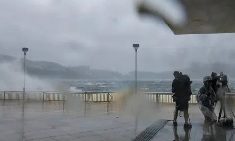 Bão Wipha hiện đang ở đâu? Nhiều nơi “căng mình” trước cơn bão dữ dội, chuyến bay bị hoãn, người dân được khuyến cáo ở trong nhà