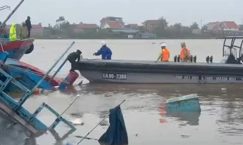 VIDEO: Gió lốc xô tàu chở 9 người lật chìm ở Quảng Ninh