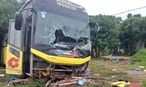 Công an công bố nguyên nhân ban đầu vụ lật xe trong đêm khiến 9 người chết