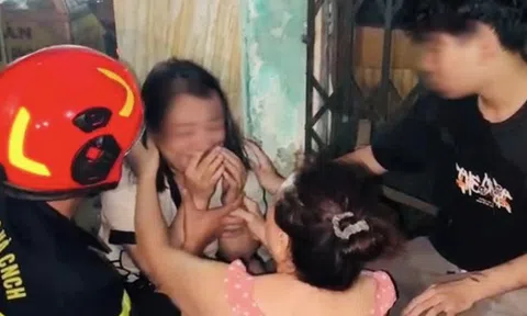 Cứu 5 người mắc kẹt trong đám cháy nhà dân, 1 cảnh sát bị nhiễm khói