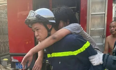 Giải cứu 3 người mắc kẹt trong ngôi nhà đang cháy ở Hà Nội