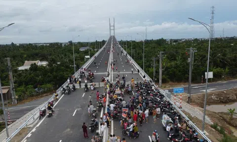 Hàng ngàn người leo rào đi bộ, chụp ảnh trên cầu Rạch Miễu 2