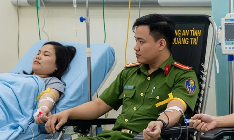Nghĩa cử cao đẹp của 2 chiến sĩ công an ở Quảng Trị
