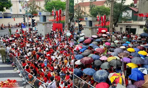 2 bức ảnh “hệ thống phòng thủ cực mạnh” chạy bằng cơm trên đường phố Hà Nội ngày hợp luyện