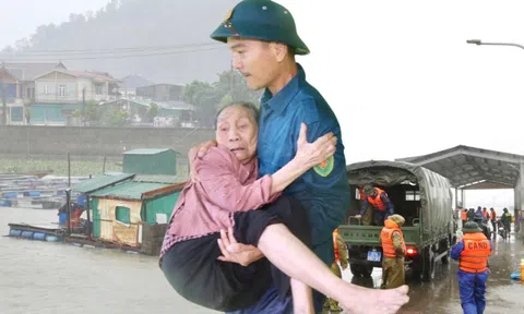 Bão số 5 cách các tỉnh miền Trung khoảng 100km, gấp rút di dời hàng nghìn người dân đến nơi an toàn