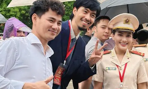 Cục trưởng Xuân Bắc, diễn viên Bảo Thanh và dàn nghệ sĩ đến thăm Nhà sàn Bác Hồ