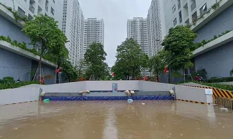Hình ảnh nhiều khu chung cư thành 'ốc đảo' sau mưa lớn, dân dựng đập ngăn nước tràn vào hầm